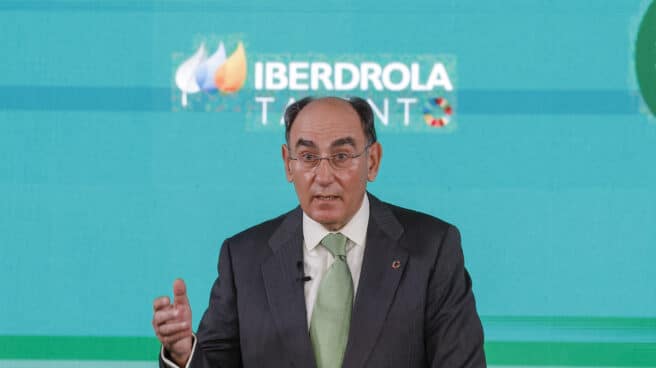 El presidente de Iberdrola, Ignacio Galán, interviene en la entrega de las "Becas Iberdrola" para estudios de máster en España, este viernes en Madrid.