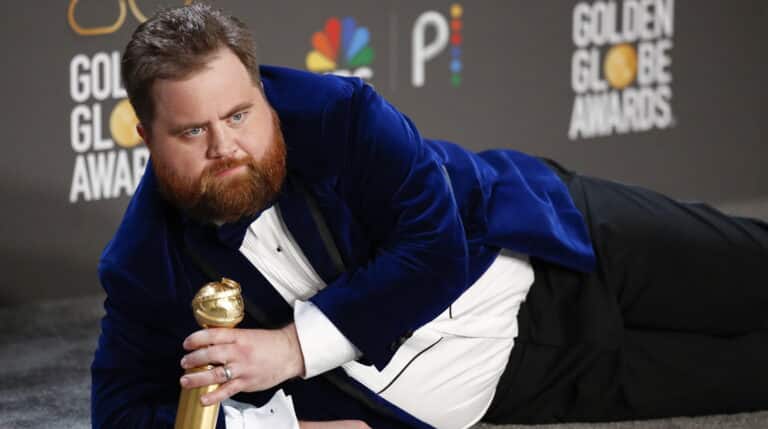 Paul Walter Hauser posa con el premio a Mejor Actor de Reparto en serie de televisión.