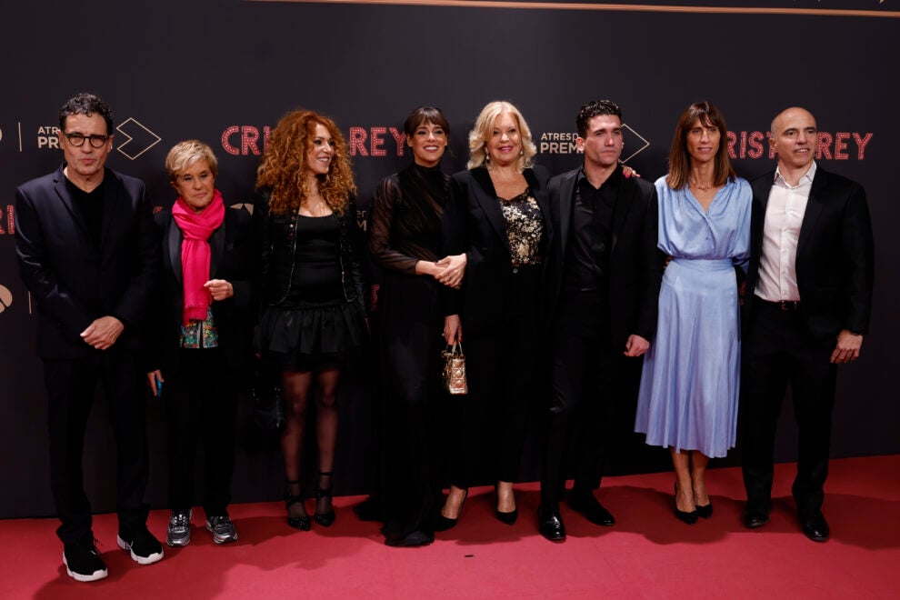 Daniel Écija, Chelo García-Cortés, Sofía Cristo, Belén Cuesta, Bárbara Rey, Jaime Lorente, y Montse García durante la presentación de la nueva serie de Atresplayer Premium "Cristo y Rey"