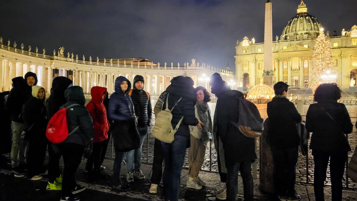 Colas para visitar la capilla ardiente del Papa emérito