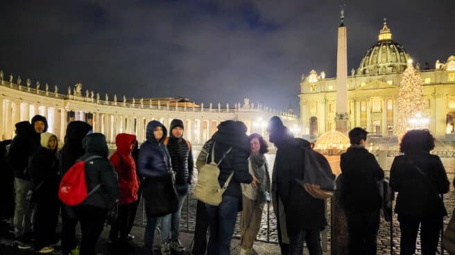 Capilla ardiente del Papa emérito Colas para visitar la capilla ardiente del Papa emérito