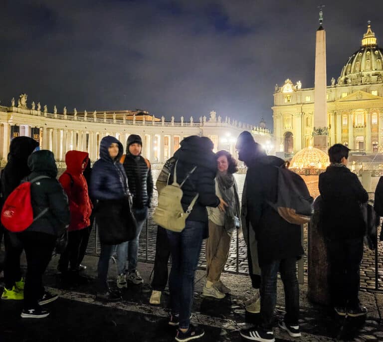 Colas de hasta tres horas para rendir homenaje a Benedicto XVI