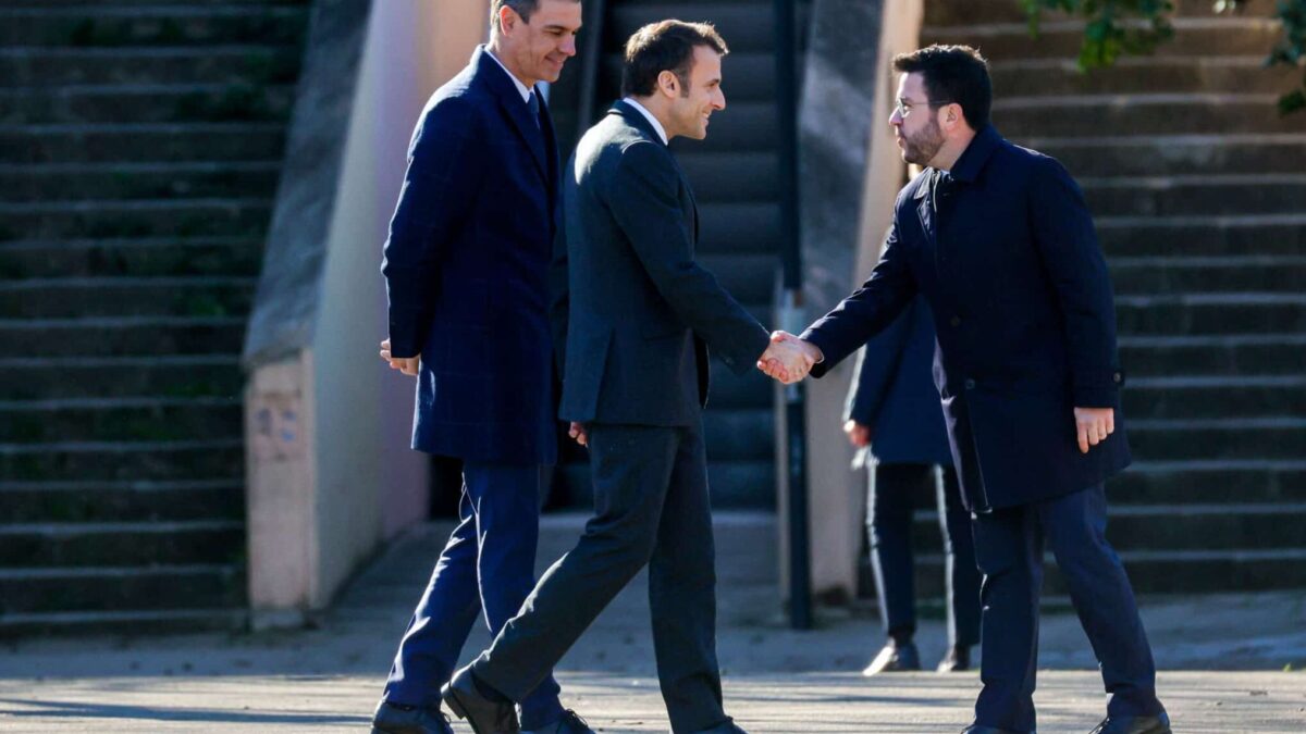 BARCELONA, 19/01/2023.- El presidente de la Generalitat, Pere Aragonés (d), recibe al presidente del Gobierno, Pedro Sánchez (i), y al presidente galo, Emmanuel Macron (c), al comienzo de la Cumbre Hispanofrancesa que se celebra, este jueves, en Barcelona. EFE/ Quique García