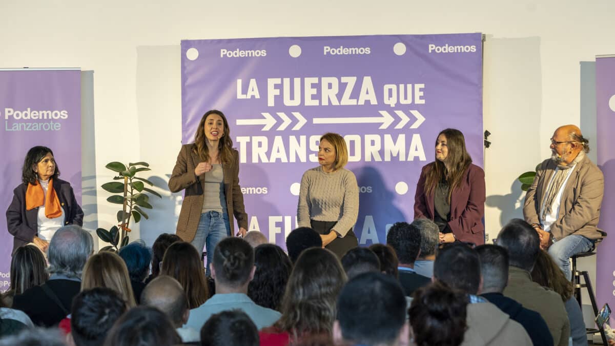 ARRECIFE (LANZAROTE), 29/01/2023.- La ministra de Igualdad, Irene Montero (c), junto a Noemí Santana (c), consejera del gobierno de Canarias de Derechos Sociales; Laura Fuentes (2d), coordinadora autónoma de Podemos; y los candidatos del partido al Cabildo de Lanzarote y Ayuntamiento de Arrecife, Nicolás Saavedra (d) y Nona Perera (i) participa en un acto de apoyo a los candidatos de Podemos Canarias a las próximas elecciones de mayo celebrado este domingo en Arrecife, bajo el lema 'La fuerza que transforma'. EFE/ Adriel Perdomo