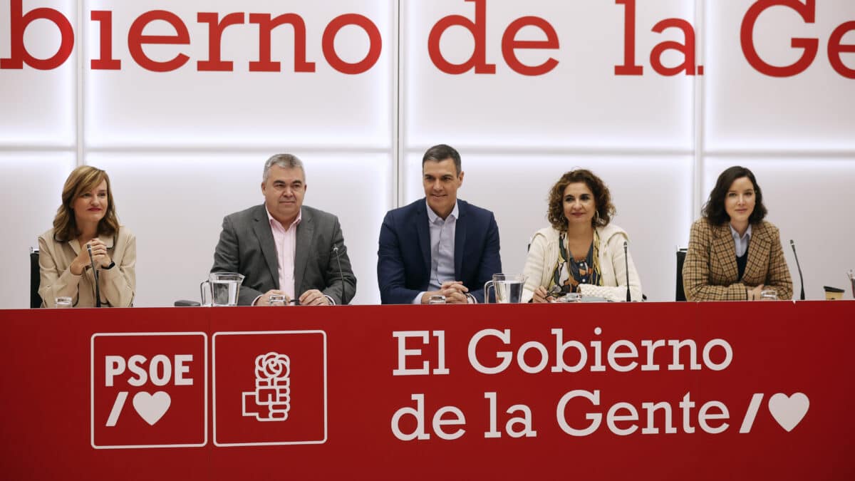 MADRID, 09/01/2023.- El presidente del Gobierno y secretario general del PSOE, Pedro Sánchez (c), durante la Reunión Ejecutiva Federal del partido, este lunes en la sede de Ferraz. EFE/ Javier Lizon