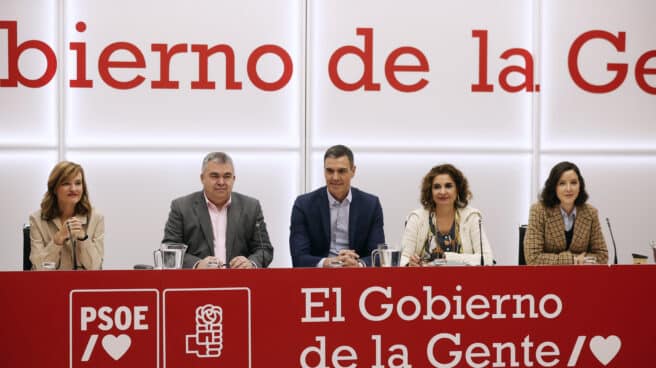 MADRID, 09/01/2023.- El presidente del Gobierno y secretario general del PSOE, Pedro Sánchez (c), durante la Reunión Ejecutiva Federal del partido, este lunes en la sede de Ferraz. EFE/ Javier Lizon