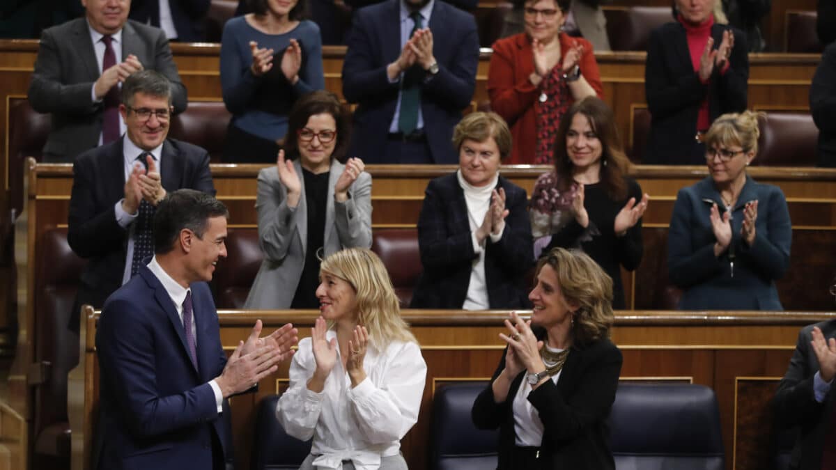 El presidente del Gobierno, Pedro Sánchez, recibe el aplauso de la bancada socialista tras su intervención en el pleno del Congreso de este 24 de enero de 2023.