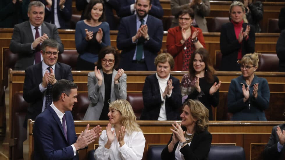El presidente del Gobierno, Pedro Sánchez, recibe el aplauso de la bancada socialista tras su intervención en el pleno del Congreso de este 24 de enero de 2023.