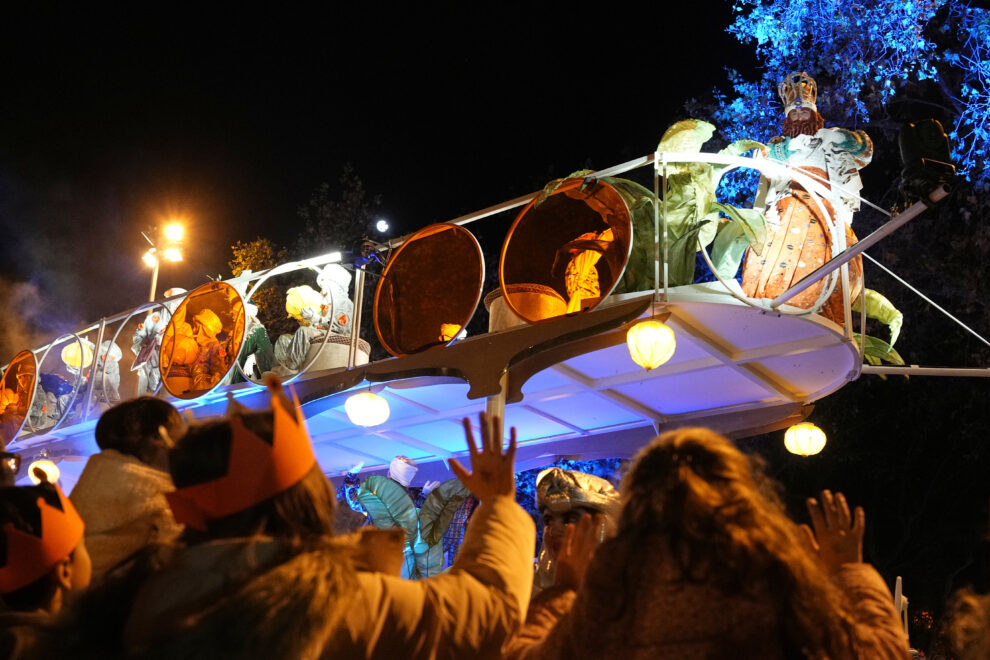 El Rey Gaspar durante la cabalgata de Reyes Magos en la ciudad de Barcelona; una cabalgata que recupera la normalidad tras la pandemia, que estrena nuevas carrozas y que congrega este jueves a decenas de miles de personas