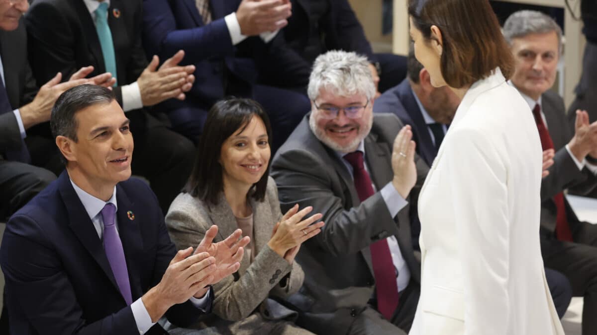 MADRID, 20/01/2023.- La ministra de Industria y Turismo, Reyes Maroto, recibe el aplauso del presidente del Gobierno, Pedro Sánchez (i), después de pronunciar unas palabras durante su visita este viernes a la Feria Internacional de Turismo FITUR 2023, en el recinto ferial IFEMA, en Madrid. EFE/Javier Lizón