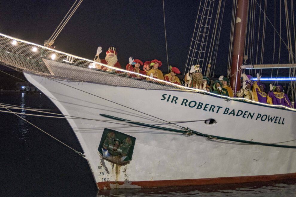 Los Reyes de Oriente saludan a su llegada a bordo del velero Sir Robert Baden Powell, este jueves en Mahón, Menorca. 