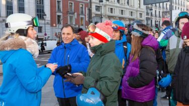 Grandvalira reparte forfaits gratuitos entre los madrileños que acudan al edificio Metrópolis con ropa de esquí