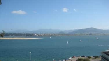 Un cadáver aparece flotando en la bahía de Santander