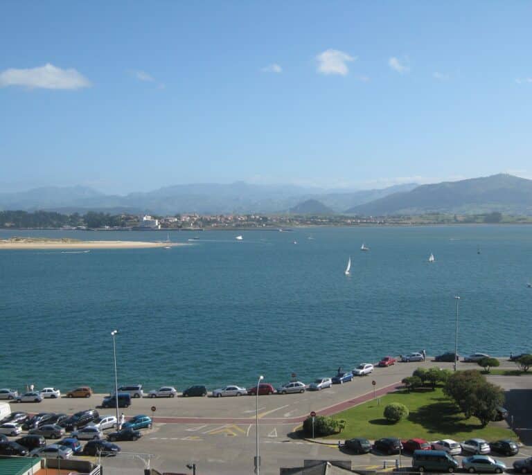 Un cadáver aparece flotando en la bahía de Santander