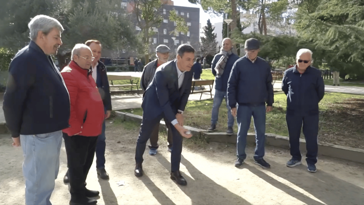 Pedro Sánchez jugando a la petanca