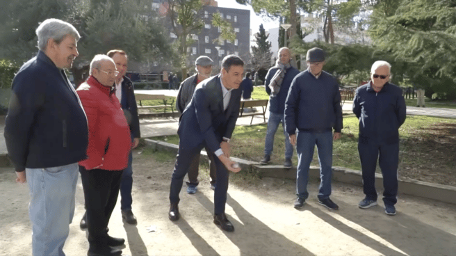 Campaña de imagen de Sánchez: se graba jugando a la petanca con unos jubilados en Coslada Pedro Sánchez jugando a la petanca