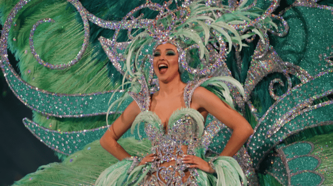Carnaval de Canarias con una de las aspirantes vestida de verde en Gala de la Reina del Carnaval de Las Palmas de Gran Canaria
