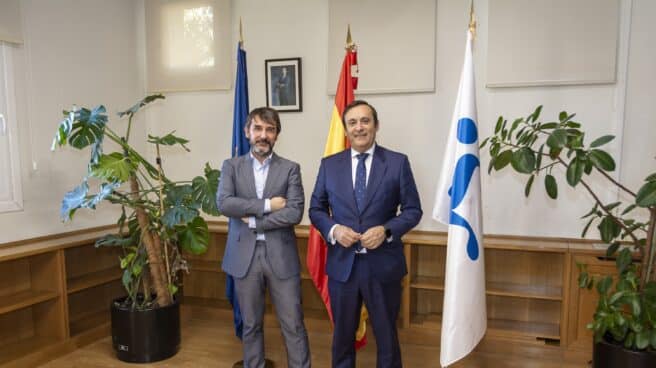 Cristóbal Belda, director del ISCIII; y Eduardo Pastor, presidente de Cofares. Cristóbal Belda, director del ISCIII; y Eduardo Pastor, presidente de Cofares.