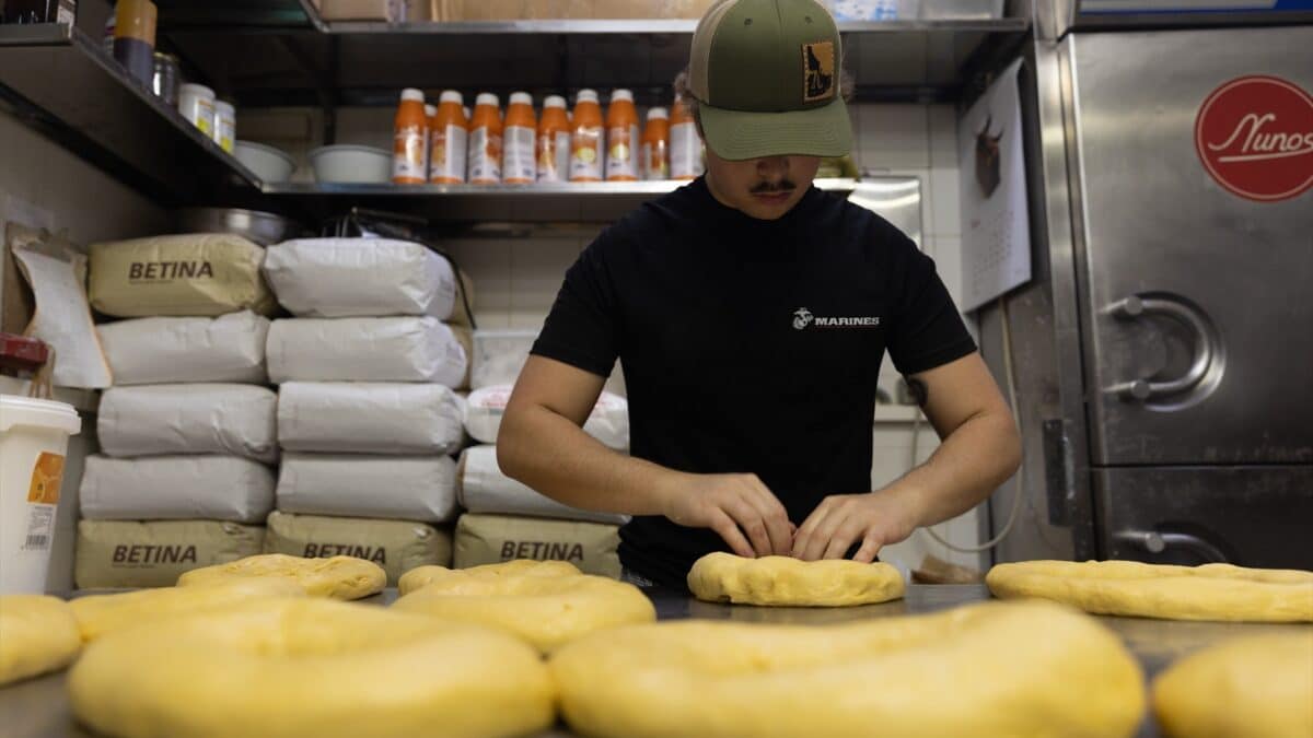 Un empleado elabora masa de roscones en la pastelería Nunos, en Madrid.
