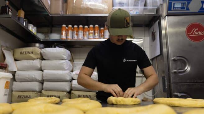 Los madrileños comerán 2,6 millones de roscones Un empleado elabora masa de roscones en la pastelería Nunos, en Madrid.