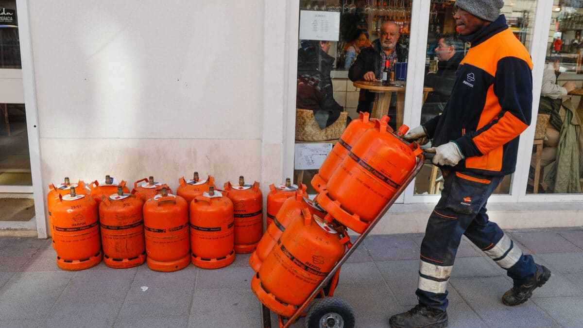 Un repartidor de bombonas de gas butano entra a un local en Madrid.