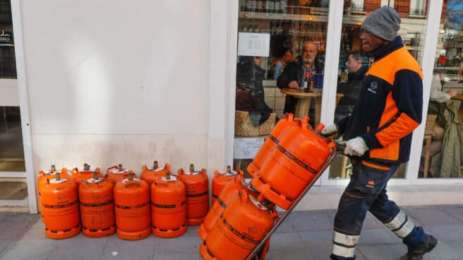 Un repartidor de bombonas de gas butano entra a un local en Madrid.