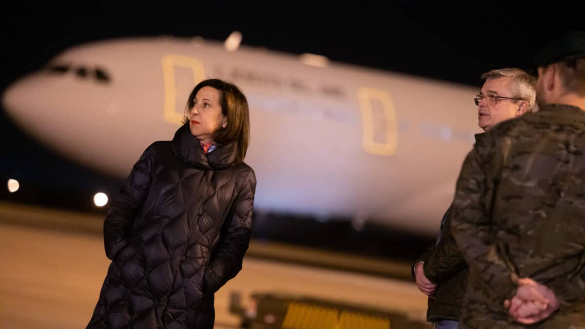 La ministra de Defensa, Margarita Robles, junto al embajador ucraniano en Torrejón de Ardoz