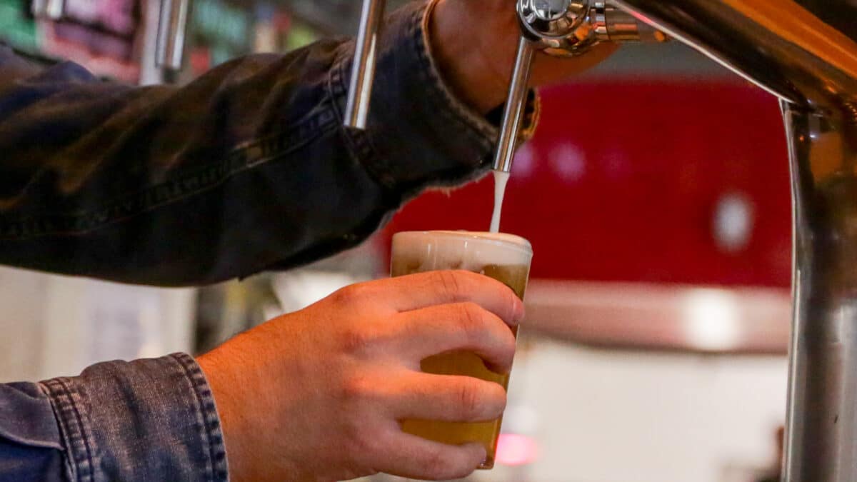 Tirador de cerveza de grifo.