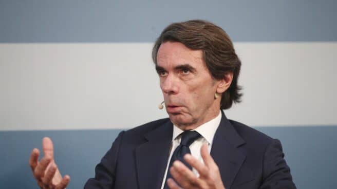 Aznar advierte que si vuelven a gobernar PSOE y UP se abrirá un "proceso constituyente irreversible" para España El expresidente del Gobierno José María Aznar interviene en un debate cara a cara con Felipe González en la sesión de apertura del Congreso 'Repensar España: una aportación desde la Sociedad Civil', organizado por la Asociación Sociedad Civil