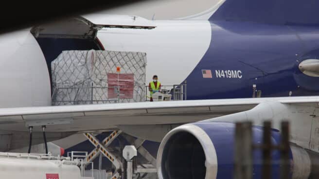 Un trabajador recoge un cargamento de un avión. en el aeropuerto de Zaragoza
