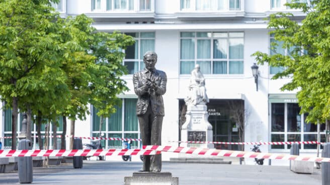 Vandalizan la estatua de Federico García Lorca en Madrid con el insulto de 'puto' Estatua de Federico García Lorca en la plaza de Santa Ana, en Madrid (España)