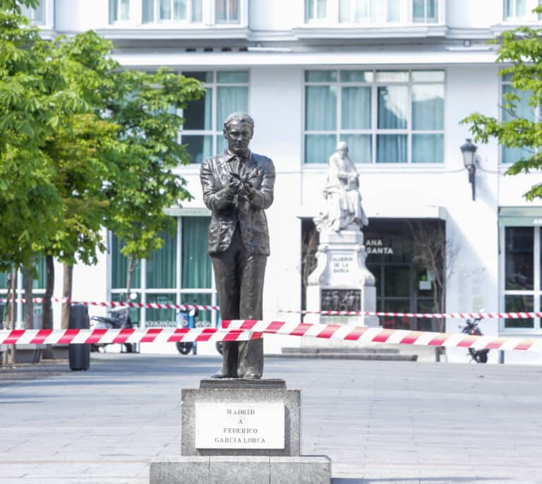 Vandalizan la estatua de Federico García Lorca en Madrid con el insulto de 'puto'