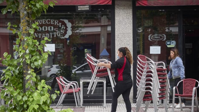 Una camarera prepara la terraza de una Cervecería 100 Montaditos