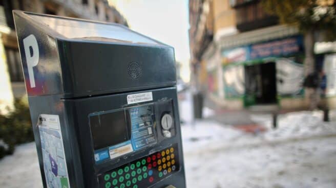 El 'sí' a la zona verde y azul gana en otros cuatro barrios limítrofes con la M-30 en Madrid Un parquímetro situado en una vía de la capital, en Madrid, (España)