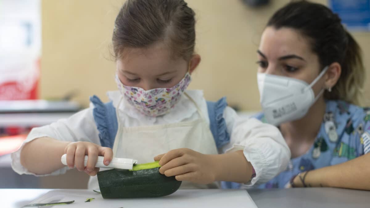 Ana, acompañada de la terapeuta Paula, participa en un taller en el Hospital Infantil Niño Jesús
