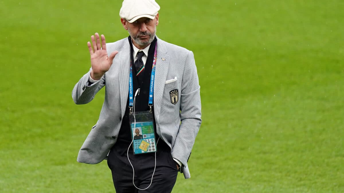 El jefe de la delegación de Italia, Gianluca Vialli, inspecciona el campo antes del partido final de fútbol de la UEFA EURO 2020 entre Italia e Inglaterra