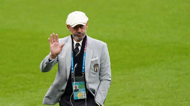 El jefe de la delegación de Italia, Gianluca Vialli, inspecciona el campo antes del partido final de fútbol de la UEFA EURO 2020 entre Italia e Inglaterra