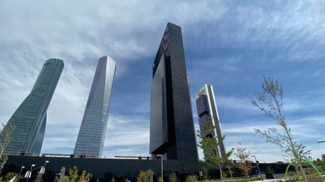Vista desde el suelo de las Cuatro Torres de Madrid