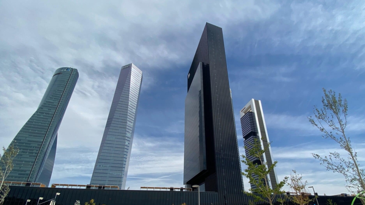 Vista desde el suelo de las Cuatro Torres de Madrid