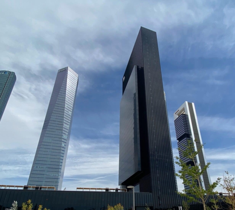 El alquiler de oficinas en Madrid y Barcelona cae un 24% y sube el de espacios flexibles