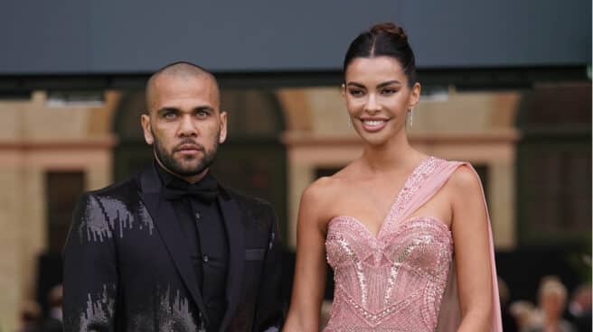 El futbolista brasileño Dani Alves (L) y su esposa Joana Sanz