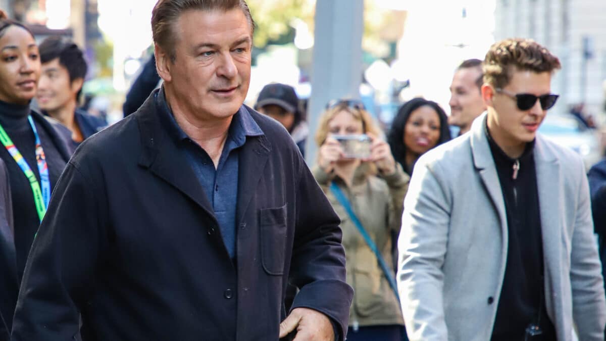 El actor estadounidense Alec Baldwin (izquierda) se ve en el barrio Soho de Nueva York