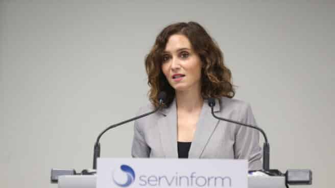 Ayuso visita la sede de Servinform, empresa del sector servicios y de la transformación digital