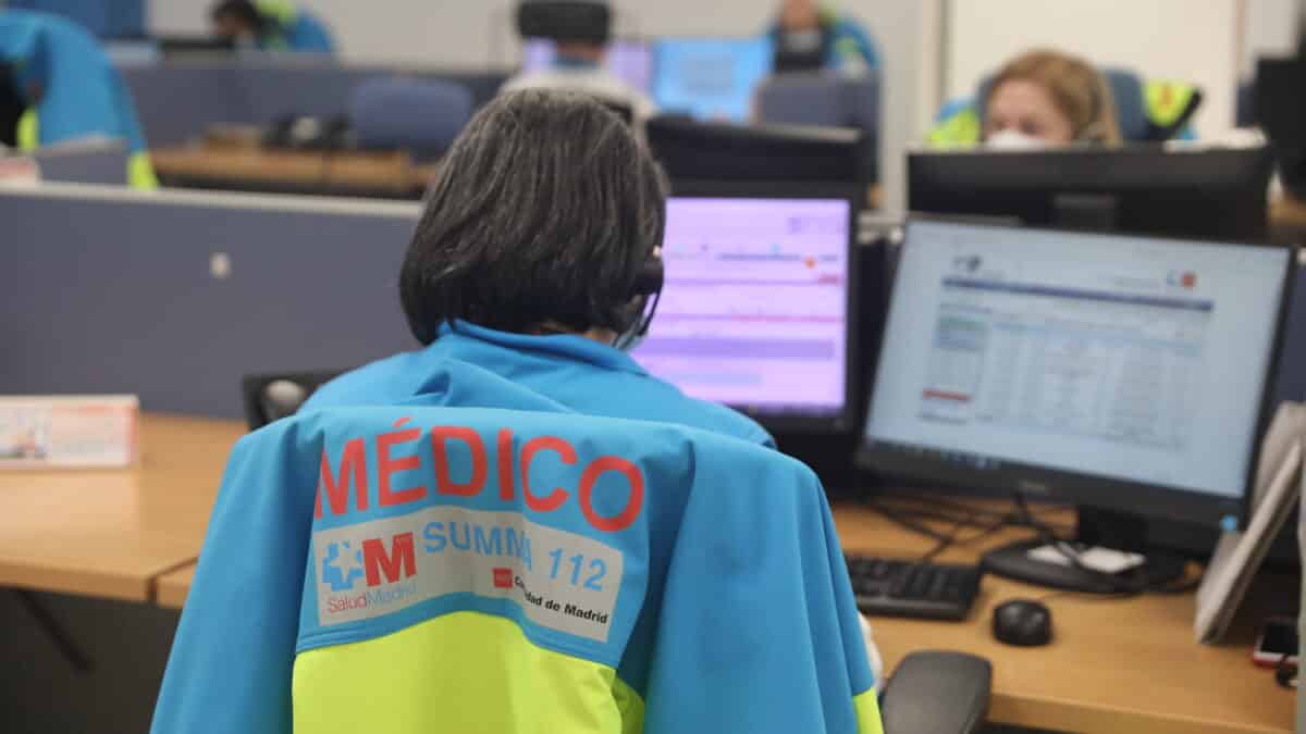 Una médico en su puesto del Centro Coordinador del SUMMA112, en la Base del SUMMA112,