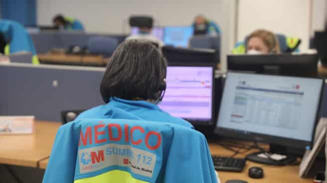 Una médico en su puesto del Centro Coordinador del SUMMA112, en la Base del SUMMA112, Una médico en su puesto del Centro Coordinador del SUMMA112, en la Base del SUMMA112,