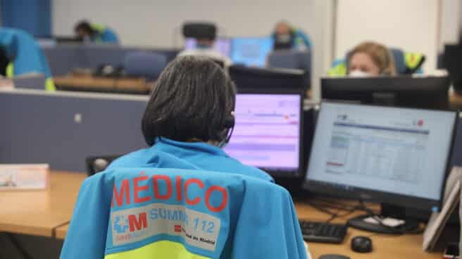 Una médico en su puesto del Centro Coordinador del SUMMA112, en la Base del SUMMA112,