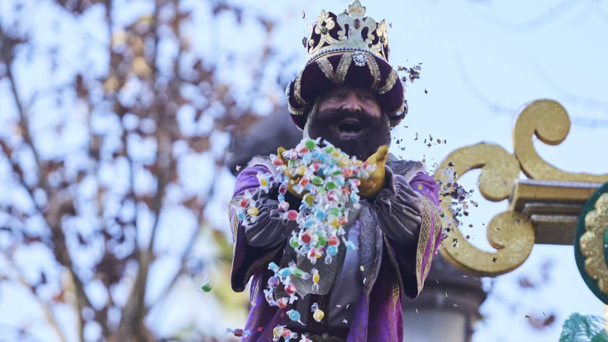 El Rey Gaspar encarnado por, Ricardo Astorga, lanza caramelos durante la Cabalgata de SSMM los Reyes Magos