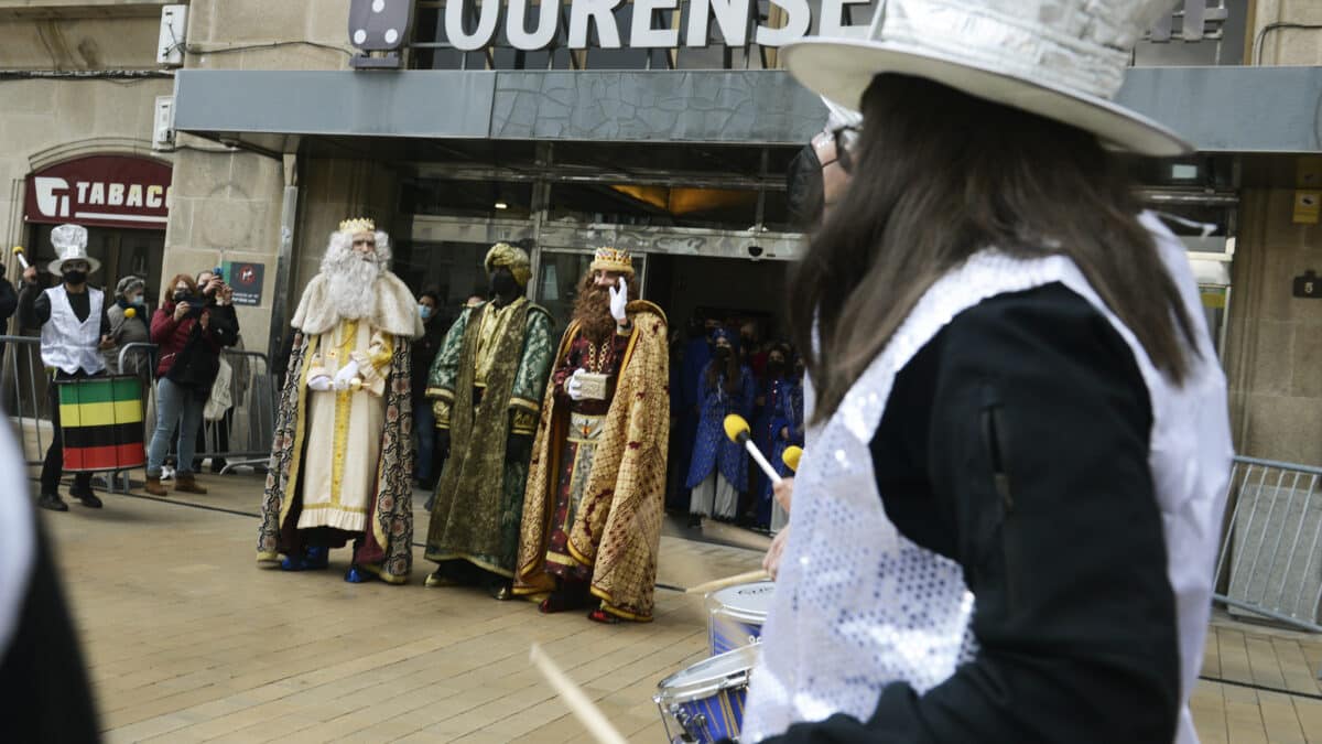 Llegada de los Reyes Magos en la estación del Alvia a la cabalgata, a 5 de enero de 2022, en Ourense, Galicia