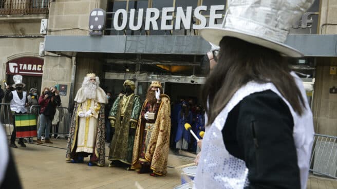 PSOE y BNG exigen al alcalde de Ourense dar "explicaciones" por elegir a un condenado por abusos sexuales para hacer de Baltasar Llegada de los Reyes Magos en la estación del Alvia a la cabalgata, a 5 de enero de 2022, en Ourense, Galicia