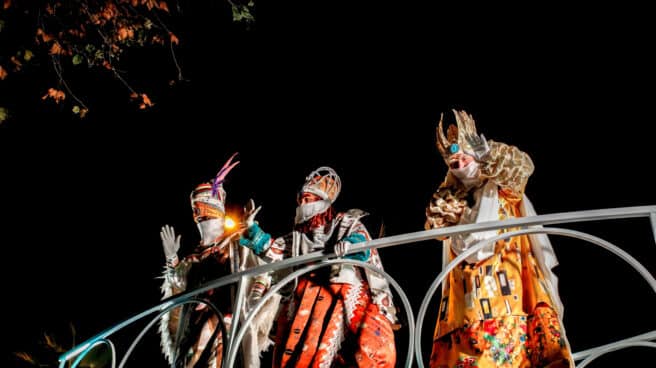 La cabalgata de Reyes Magos: una tradición ni religiosa, ni milenaria Los Reyes Magos saludan durante la cabalgata, a 5 de enero de 2022